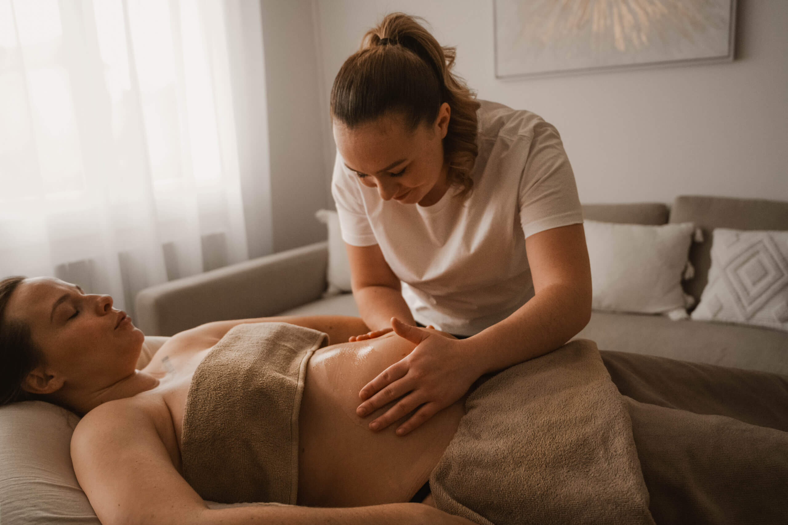 Le soin de massage prénatal de chez Nuages de Bébé.